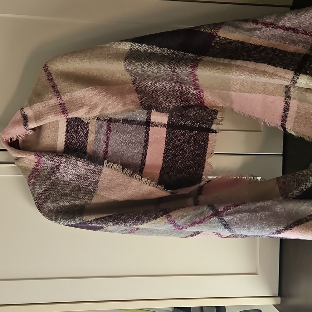 Beautiful scarf in shades of purple and pink. Cosy and warm